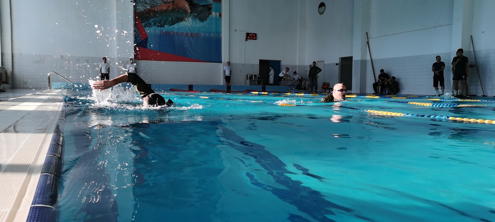 В воду с автоматом. В бассейне ЦСКА/Самара в Рощинском прошел чемпионат  армии по плаванию в обмундировании с оружием