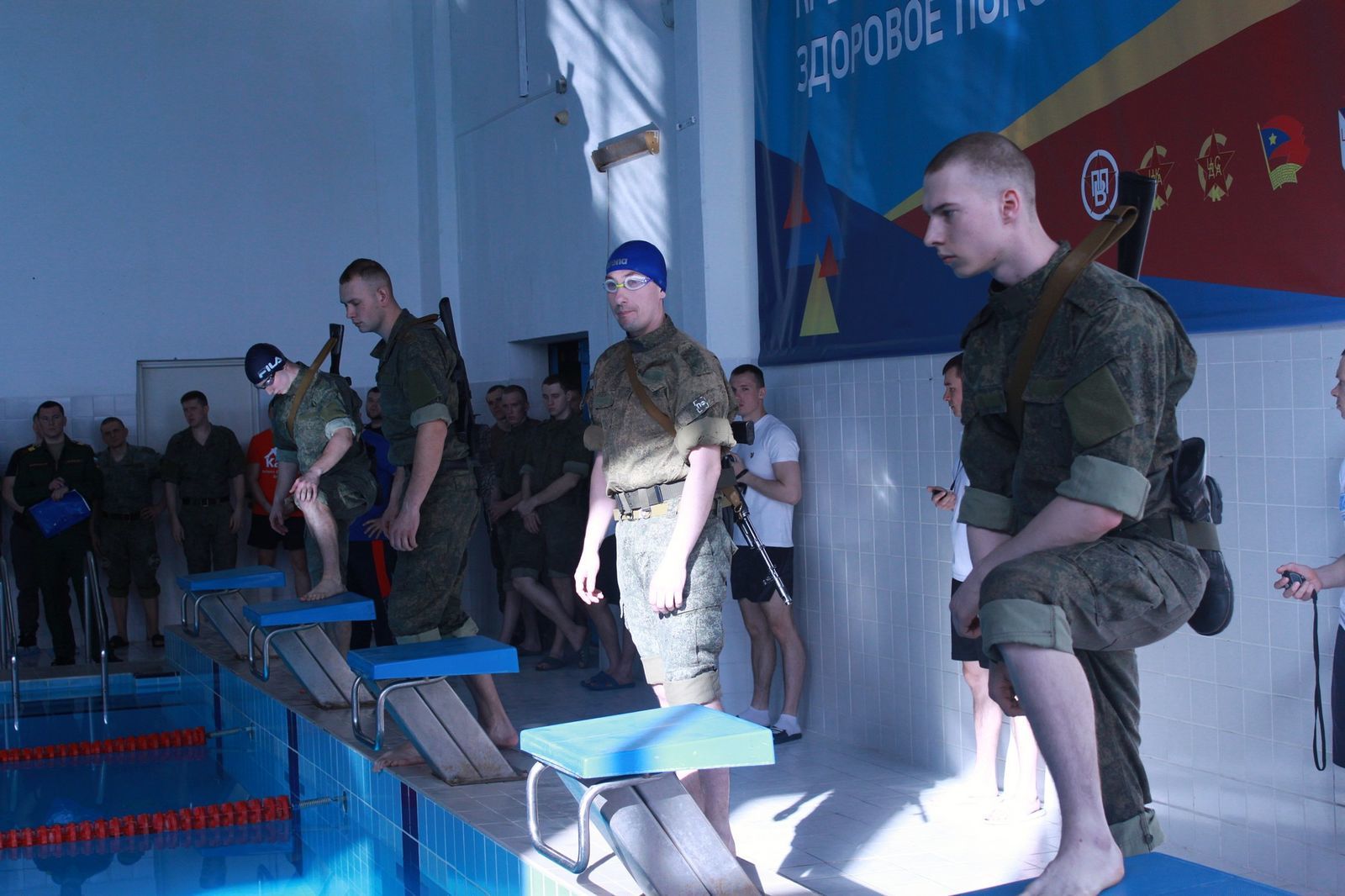 В бассейне ЦСКА/Самара в Рощинском прошел чемпионат 2-й общевойсковой армии  по военно-прикладному спорту в дисциплине «плавание с автоматом»