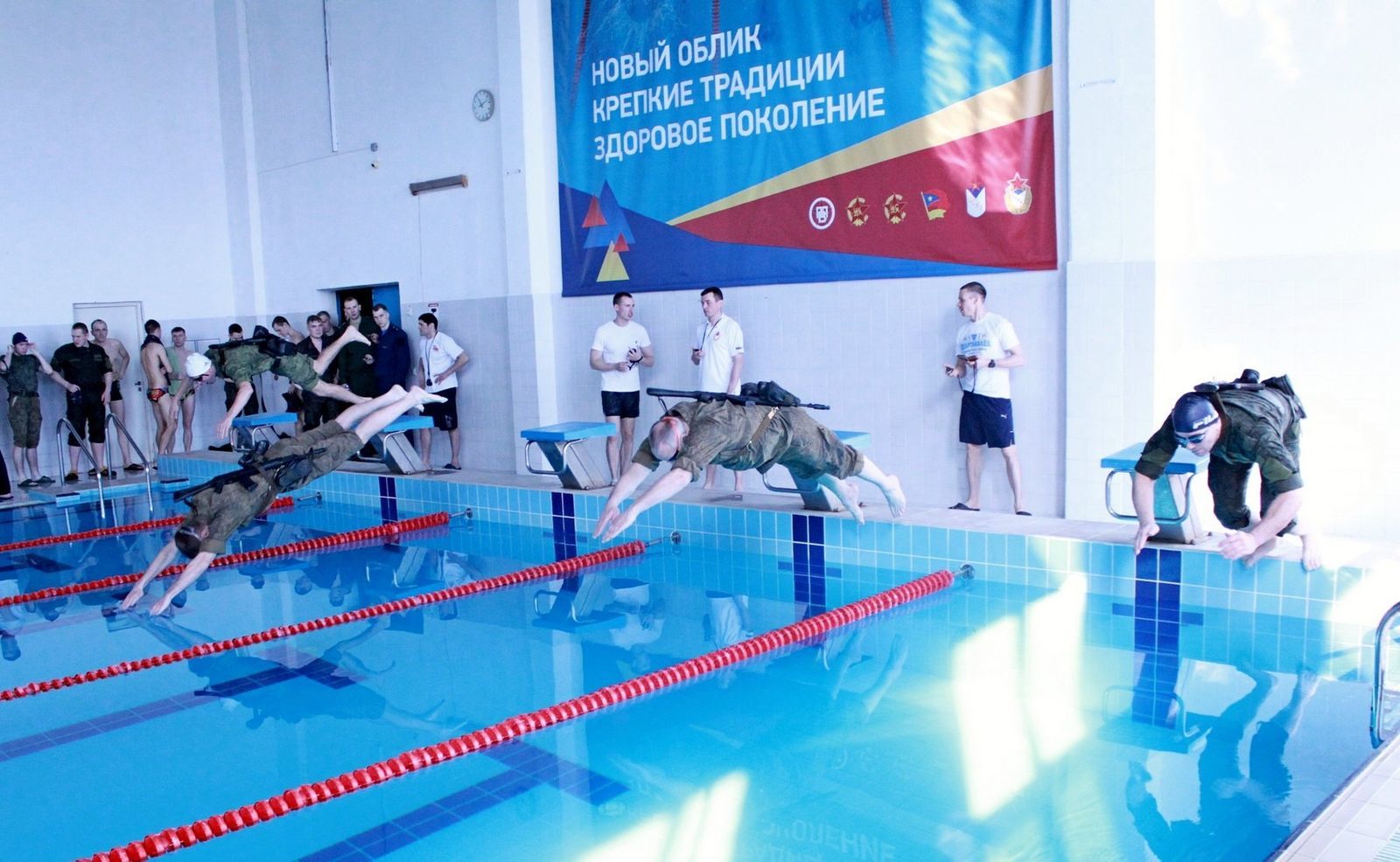 В бассейне ЦСКА/Самара в Рощинском прошел чемпионат 2-й общевойсковой армии  по военно-прикладному спорту в дисциплине «плавание с автоматом»