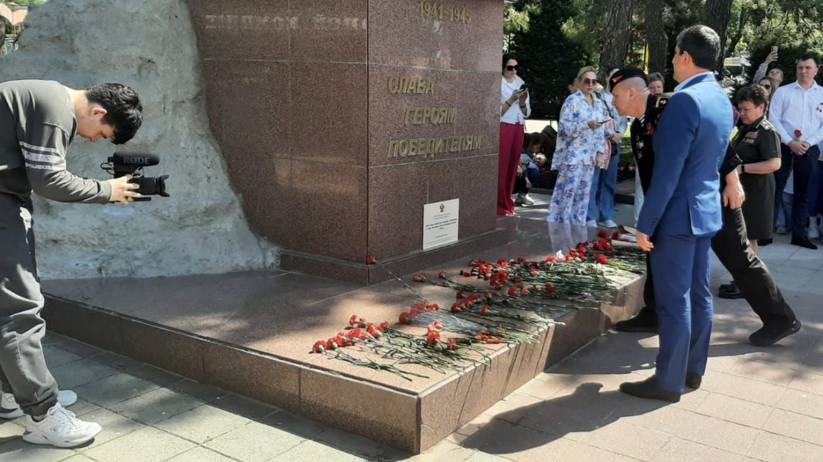 ПРЕДСТАВИТЕЛИ СЦ (Г. ГЕЛЕНДЖИК) ФИЛИАЛА ЦСКА (Г. СЕВАСТОПОЛЬ) ВОЗЛОЖИЛИ  ЦВЕТЫ К МЕМОРИАЛЬНОМУ КОМПЛЕКСУ В КАНУН ДНЯ ПОБЕДЫ