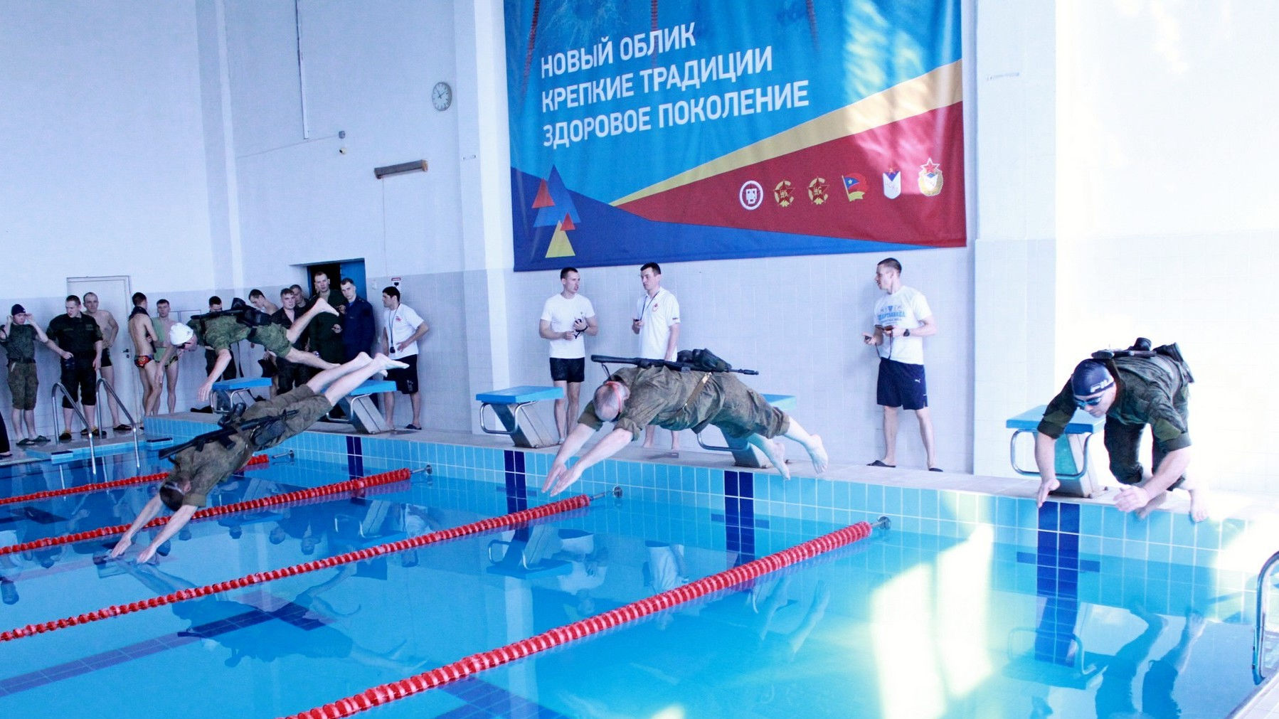 В бассейне ЦСКА/Самара в Рощинском прошел чемпионат 2-й общевойсковой армии  по военно-прикладному спорту в дисциплине «плавание с автоматом»