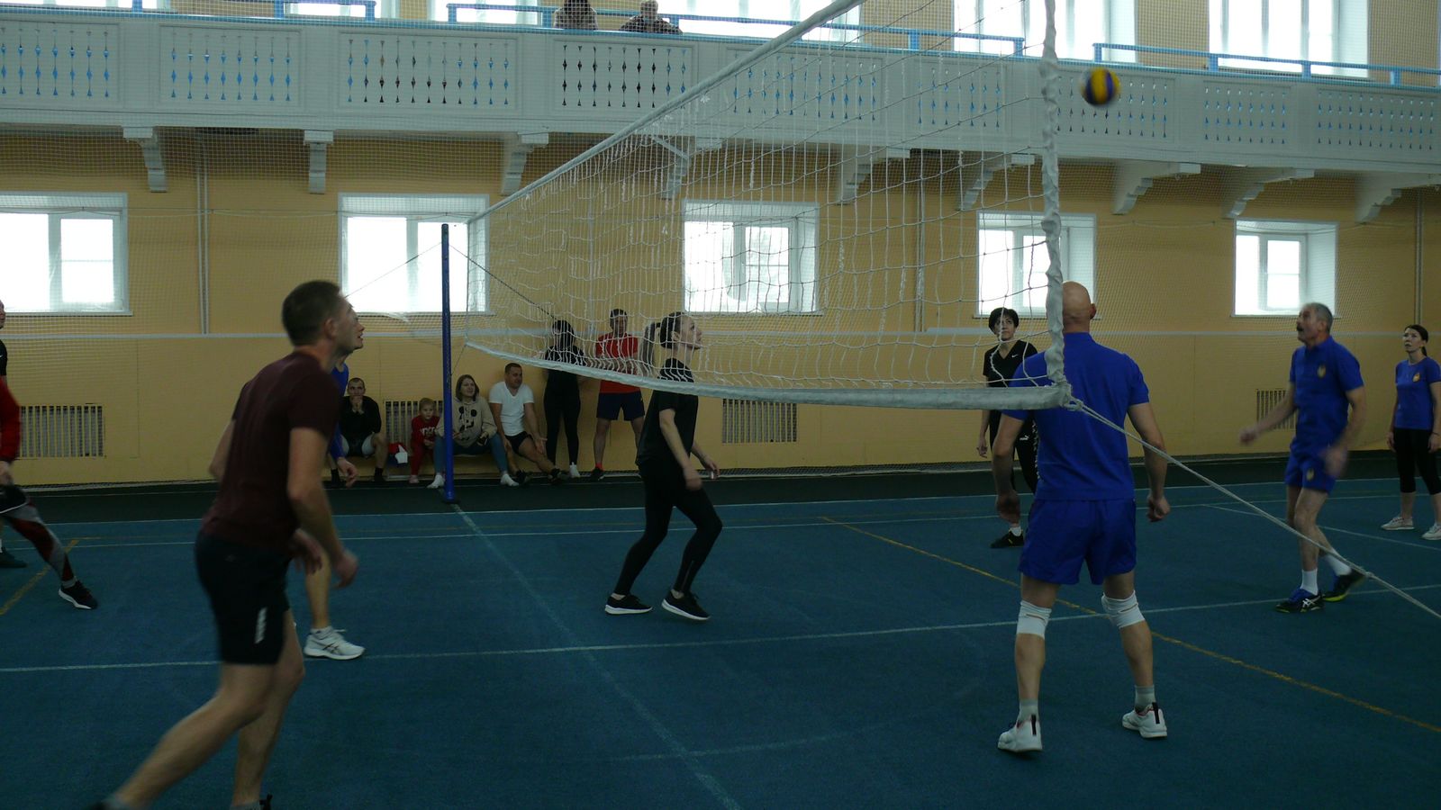 В спорткомплексе филиала ЦСКА/Хабаровск прошла товарищеская встреча по волейболу между командами спецназовцев и управления филиала