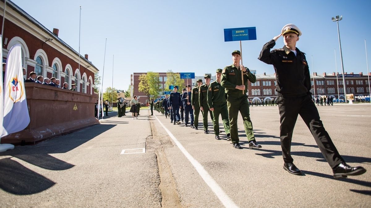 В Санкт-Петербурге открылась Спартакиада по летнему офицерскому троеборью