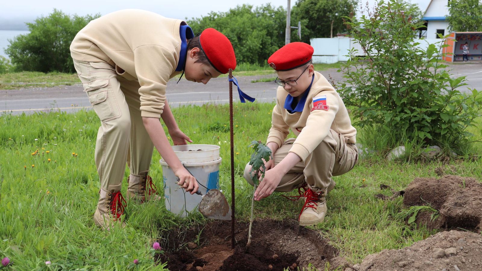Юнармейцы СОК (г. Вилючинск) филиала ЦСКА/Хабаровск ко Дню ВМФ высадили саженцы дубоввозле спорткомплекса