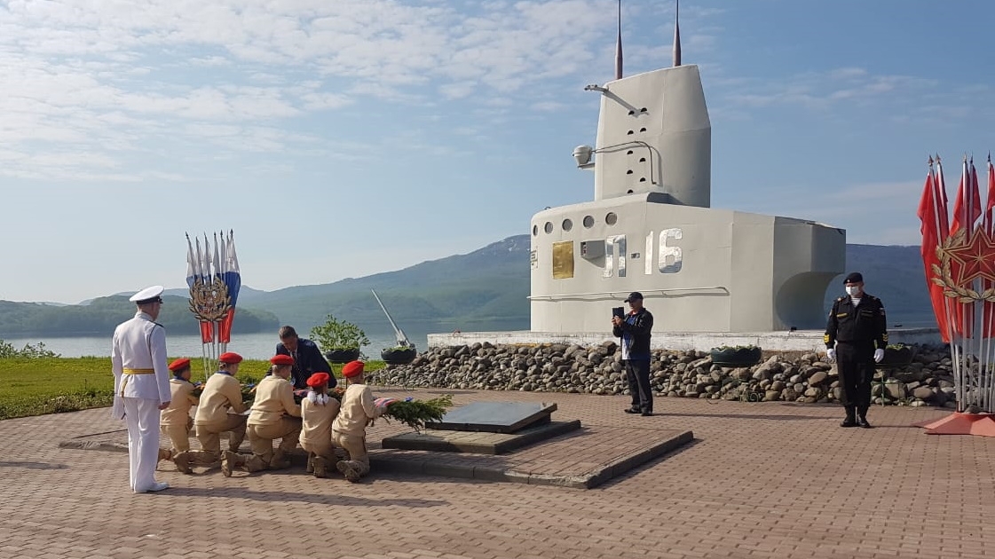 Юнармейцы СОК (г. Вилючинск) филиала ЦСКА/Хабаровск после парада войск гарнизона возложили венок к мемориалу памяти героев-подводников