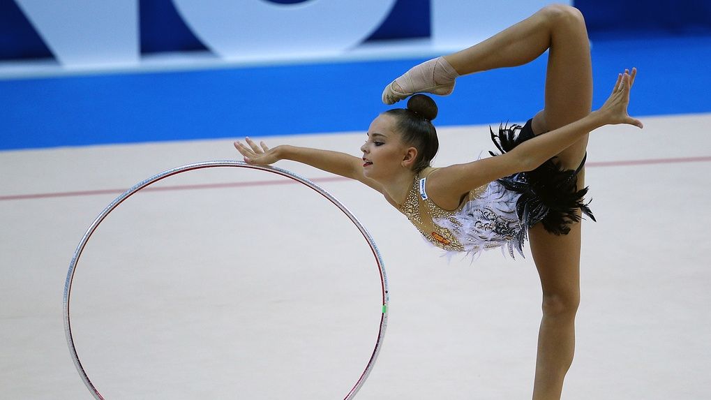 Гимнастка ЦСКА Дина Аверина завоевала две золотые награды на чемпионате мира по художественной гимнастике в упражнениях с обручем и мячом