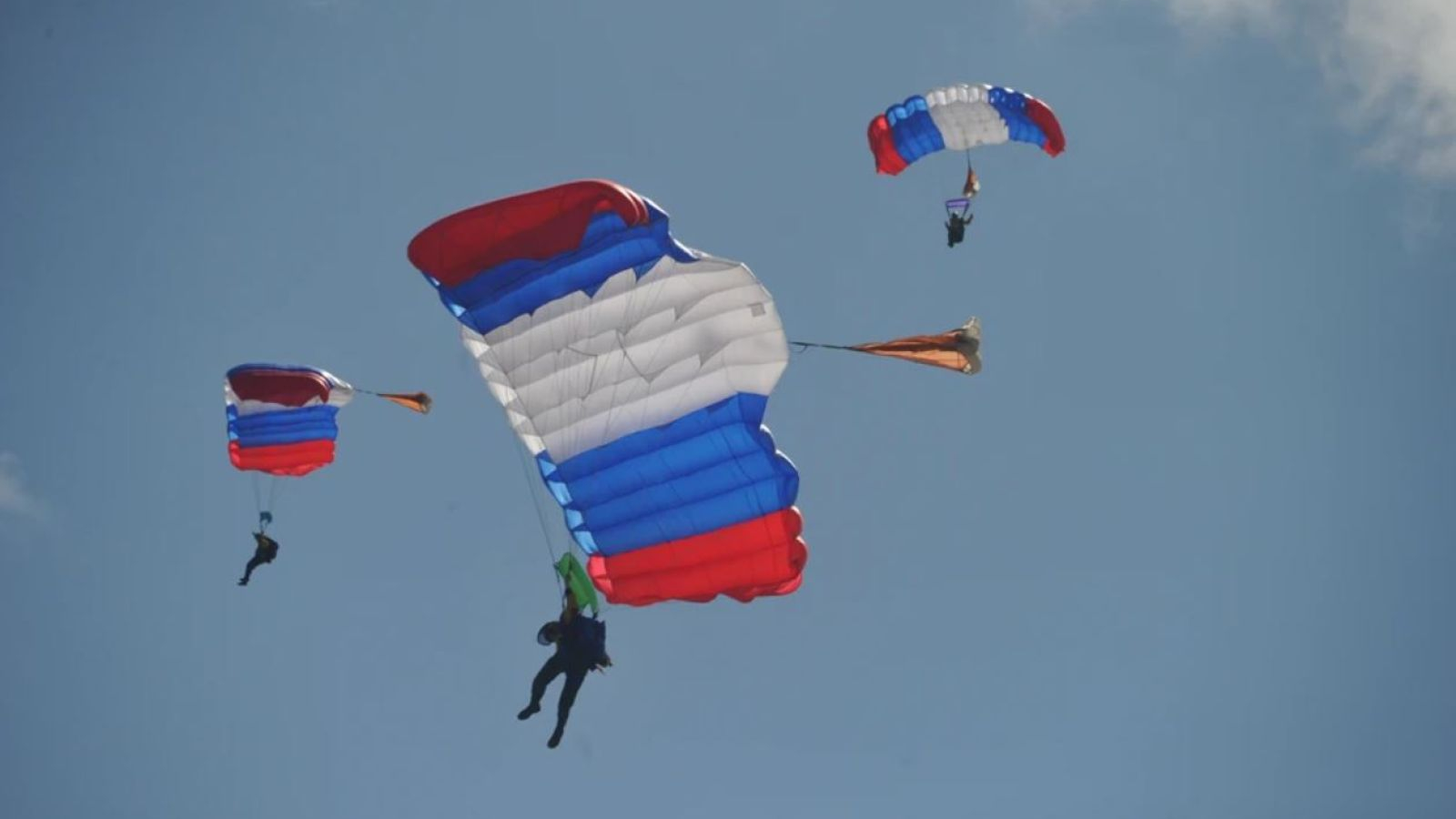 Армейские спортсмены лидируют на чемпионате ВС РФ по парашютному спорту