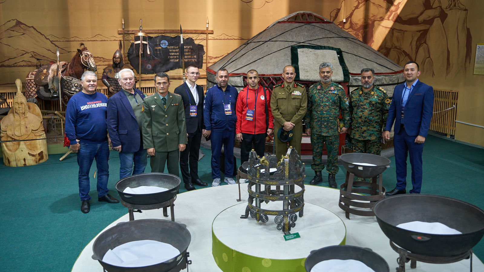 Участники первого Международного турнира по спортивной борьбе на Кубок Министра обороны РФ посетили достопримечательности Кызыла