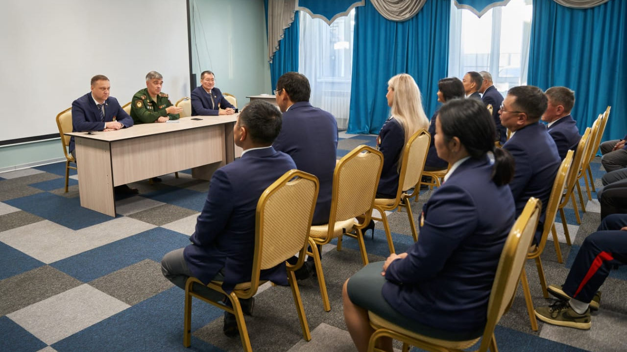 Начальник ЦСКА Артём Громов и коллектив спортшколы (олимпийского резерва) «ЦСКА-Тыва» провели рабочую встречу