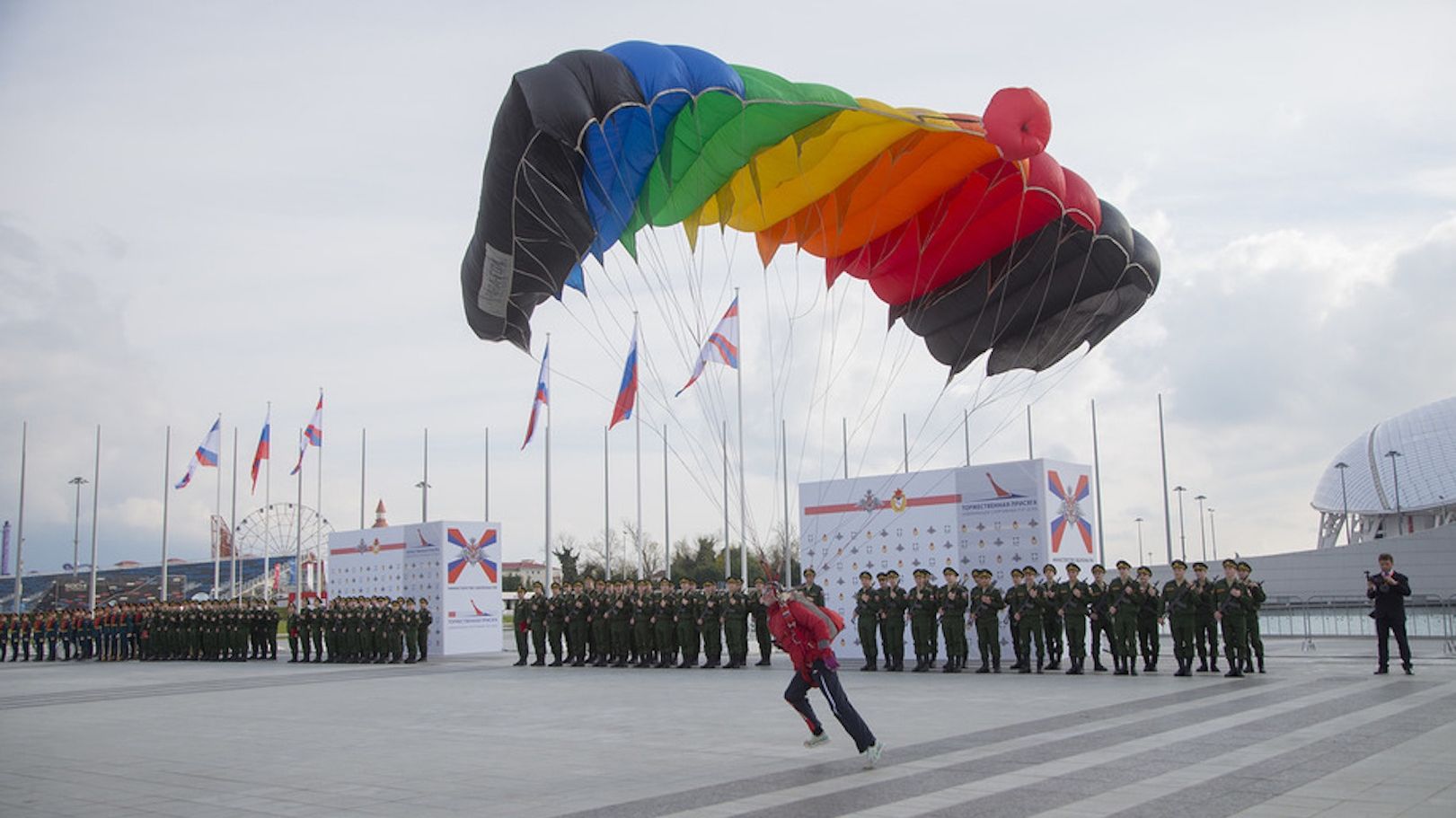 Армейские парашютисты десантировались в сердце олимпийского Сочи