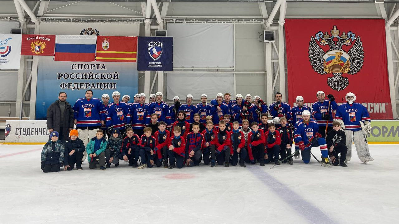 Смоленские армейские футболисты поддержали земляков на хоккейном матче