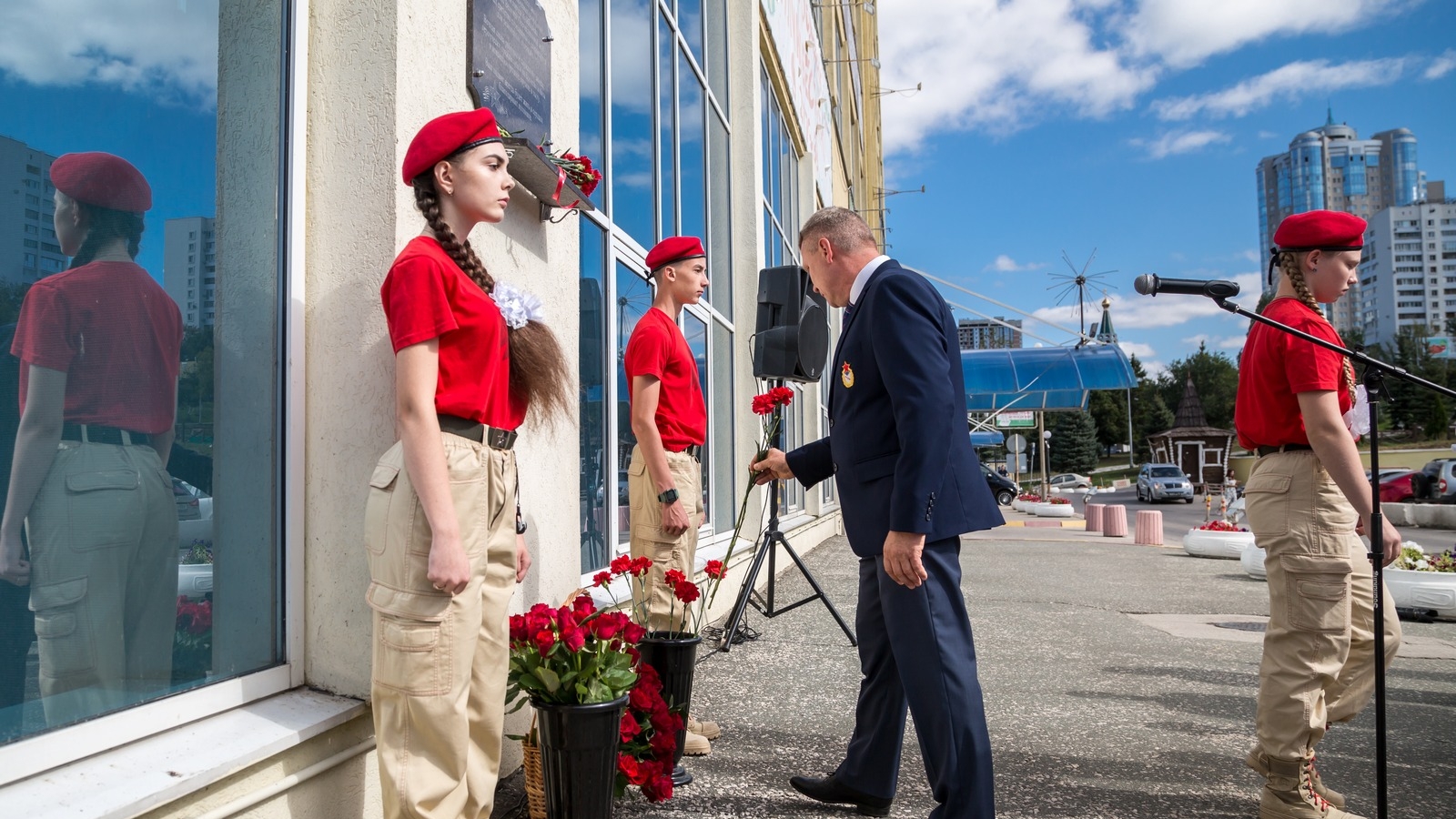 Представители ЦСКА/Самара открыли мемориальную доску посвященную труженикам завода КИНАП