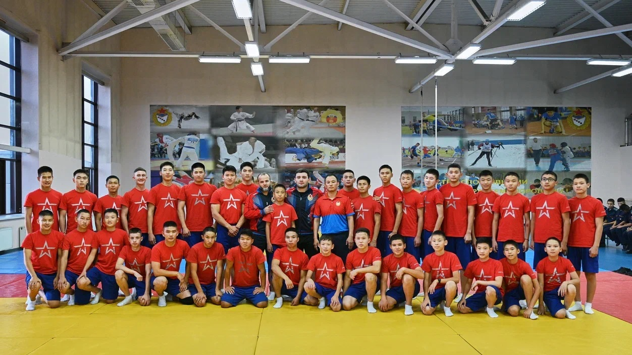 Тренировка кадетов Кызылского ПКУ под руководством титулованных спортсменов армейского Клуба