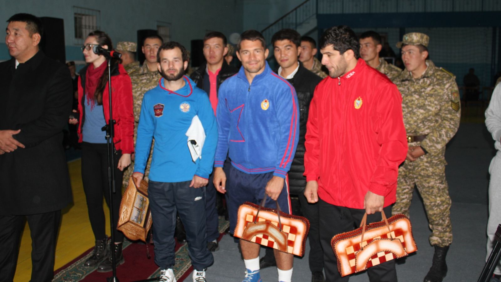 Олимпийские чемпионы по спортивной борьбе из ЦСКА посетили российскую авиабазу в Киргизии