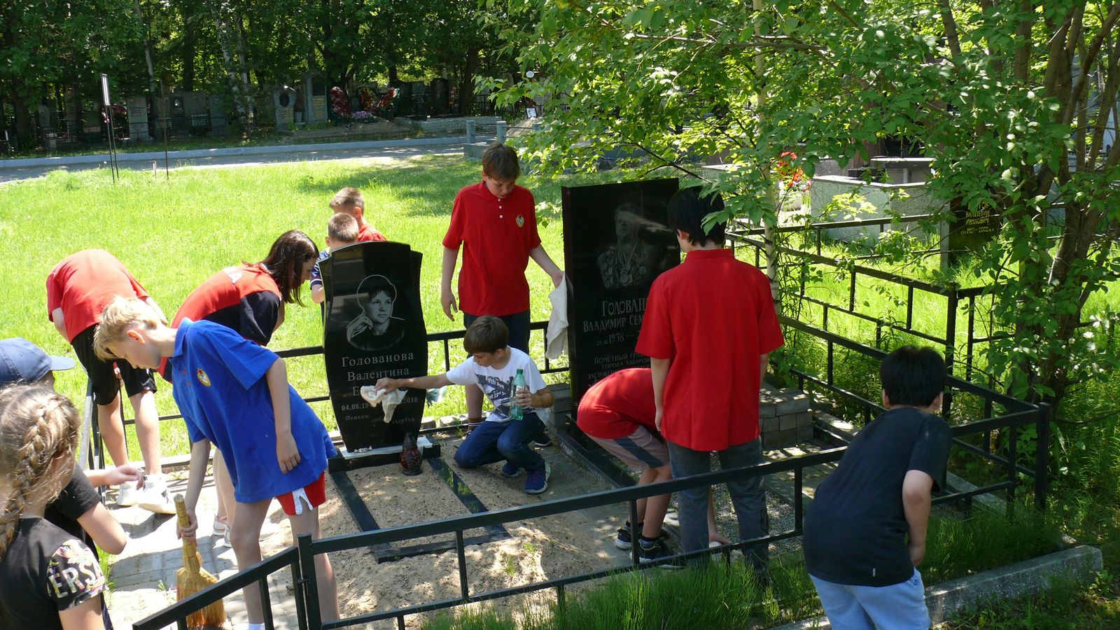 Спортсмены и юнармейцы филиала ЦСКА/Хабаровск привели в порядок могилу чемпиона Олимпийских игр Владимира Голованова