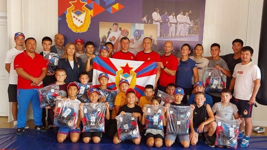 Воспитанникам СШ «ЦСКА–Хакасия» вручена экипировка армейского Клуба
