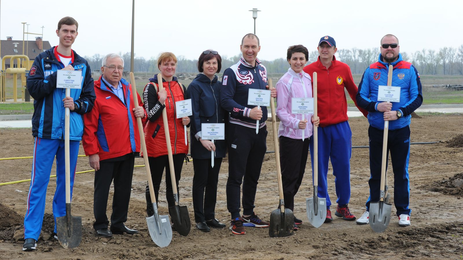 В Волгограде именитые армейцы приняли участие в акции по посадке деревьев