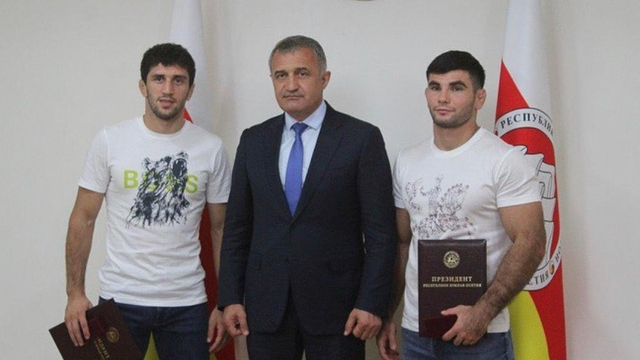 Президент Южной Осетии Анатолий Бибилов вручил Орден Дружбы (Южная Осетия) армейским борцам вольного стиля Заурбеку Сидакову и Артуру Найфонову