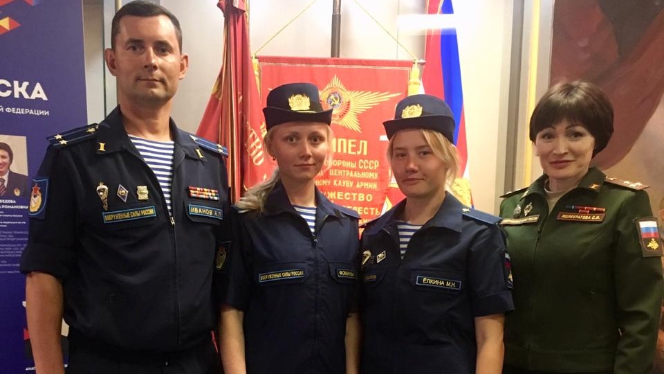 Парашютистки ЦСКА Ксения Фоминых и Мария Елкина приняли военную присягу