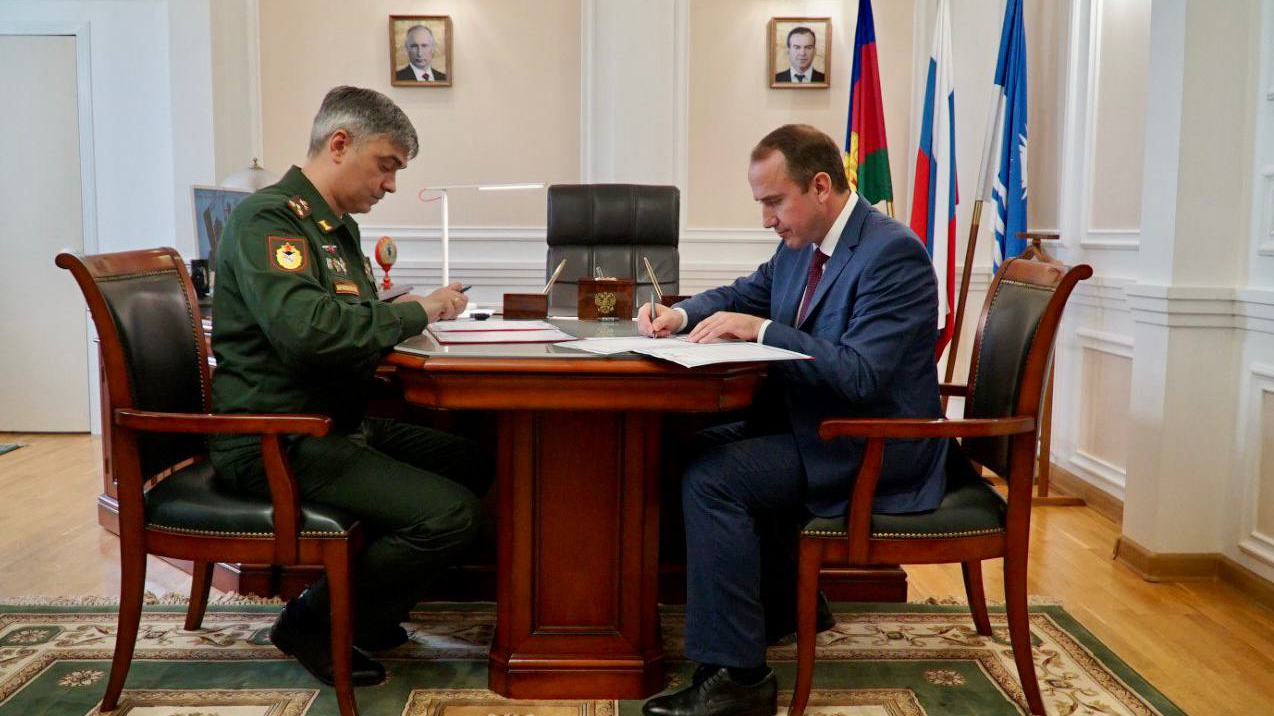 Начальник ЦСКА полковник Артём Громов и глава муниципального образования город-курорт Геленджик Алексей Богодистов подписали соглашение о сотрудничестве