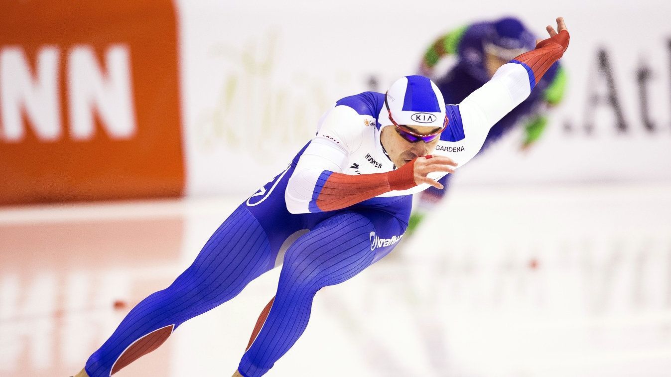 Армеец Руслан Мурашов опередил одноклубника Павла Кулижникова на дистанции 500 метров