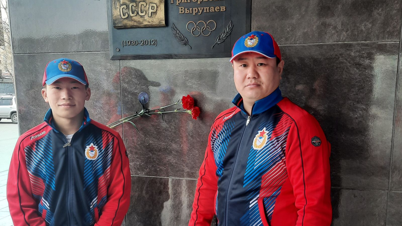 Воспитанники Иркутской спортшколы возложили цветы к мемориальной доске К. Вырупаева