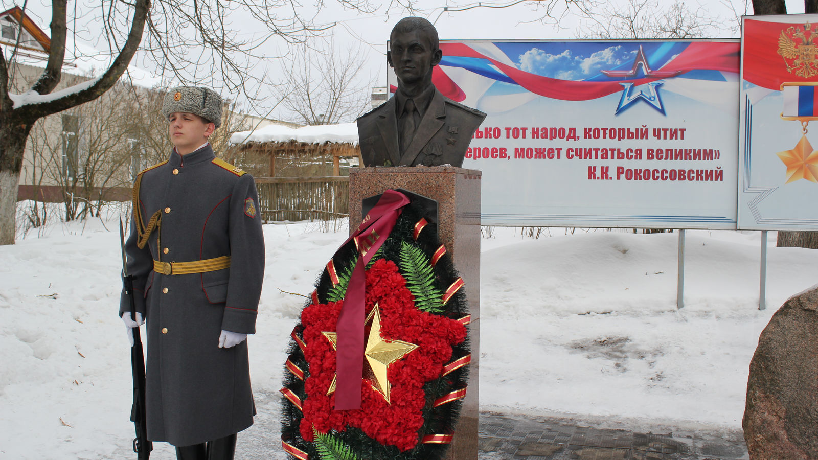 Участники этапа Кубка ВС РФ по гиревому спорту возложили цветы к бюсту Героя России старшего лейтенанта Александра Прохоренко