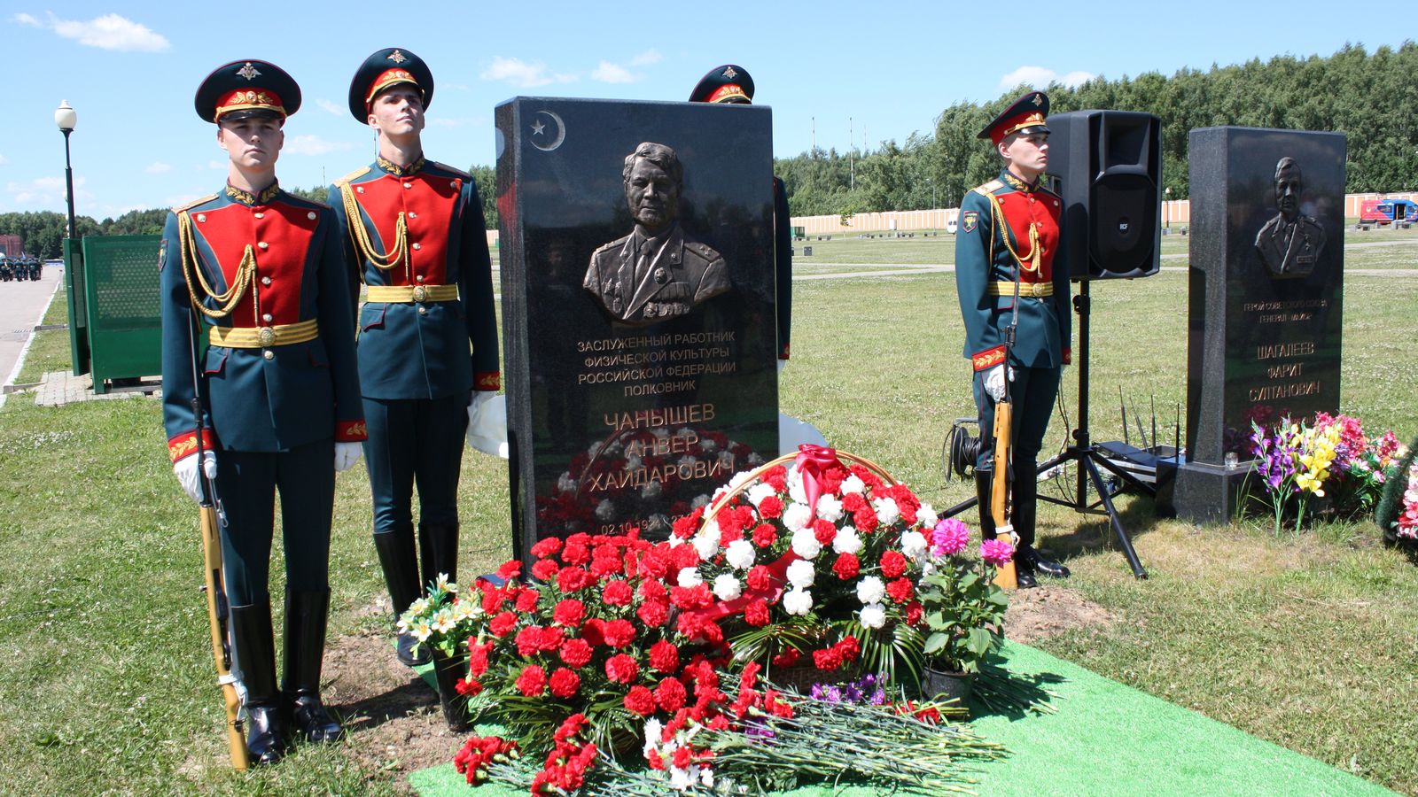 На Федеральном военном мемориальном кладбище открыли барельеф полковнику Анверу Хайдаровичу Чанышеву (НАШЕ ВИДЕО)