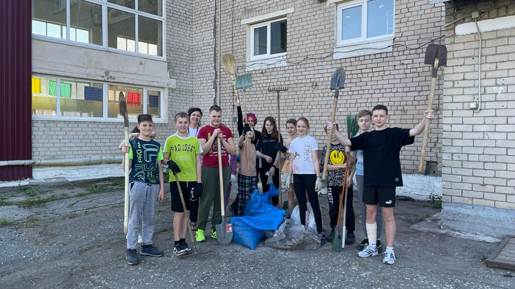 Более 100 воспитанников владимирской спортшколы приняли участие в субботнике