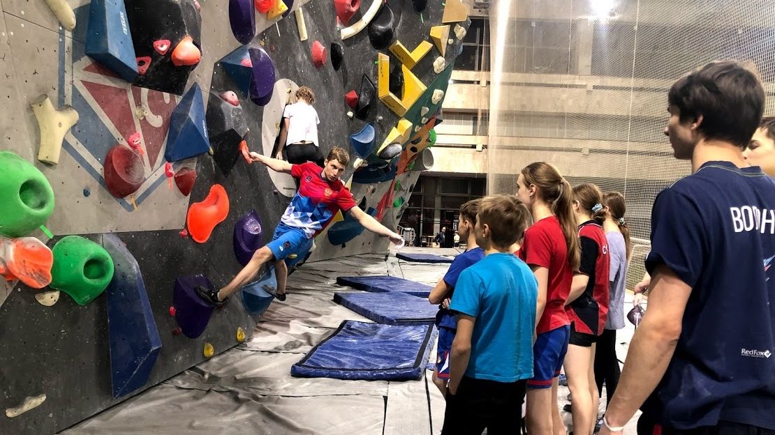 Скалолаз армейского Клуба Николай Яриловец провел мастер-класс для воспитанников СШ ЦСКА по скалолазанию