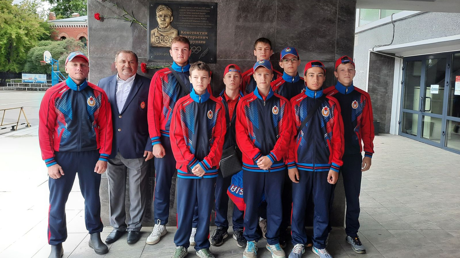 Обучающиеся иркутской спортивной школы возложили цветы к мемориальной доске Константина Вырупаева