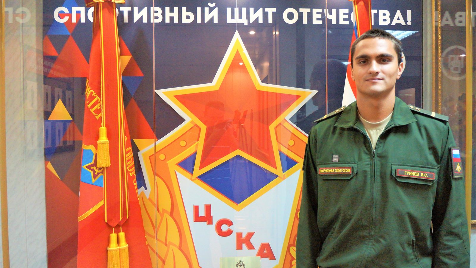 Начальник ЦСКА вручил армейскому пловцу Владиславу Гриневу погоны ефрейтора