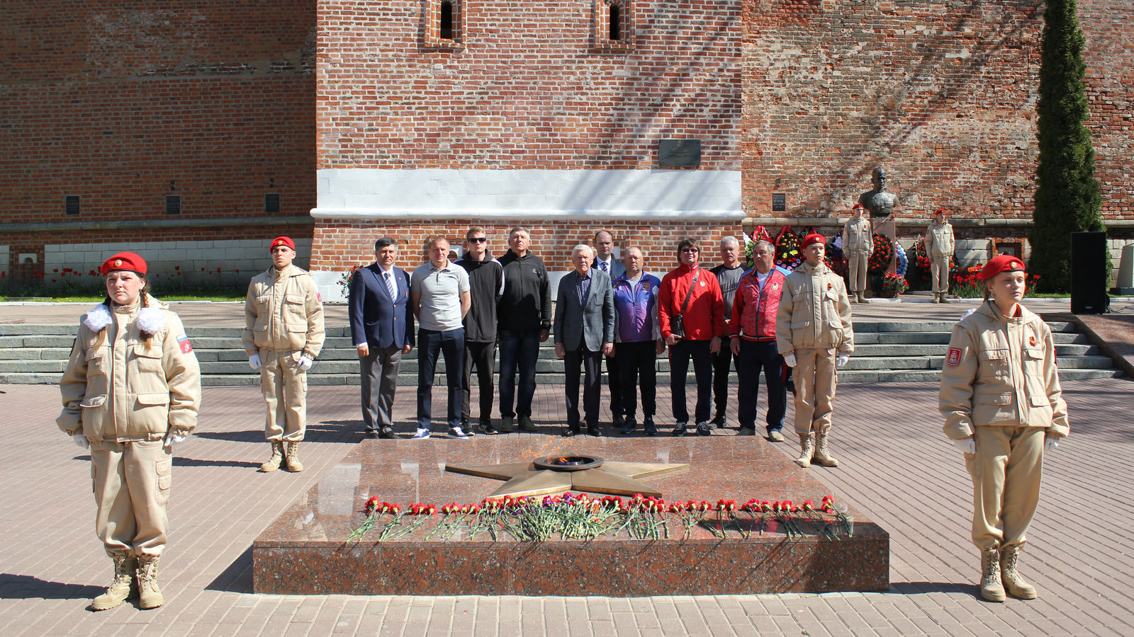 Участники Кубка ЦСКА по футболу возложили венок и цветы в Сквере Памяти Героев в Смоленске