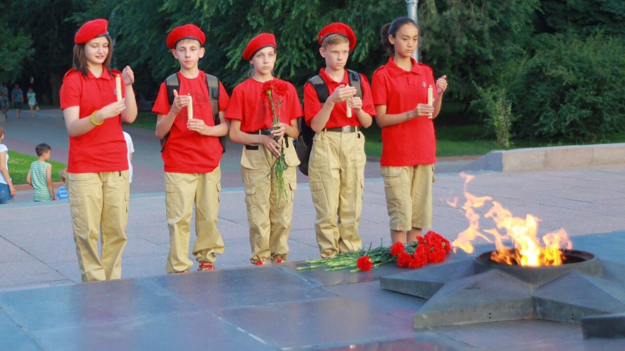 Юнармейцы Волгограда возложили цветы на могилу Неизвестного солдата