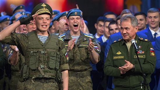 Министр обороны России вручил кубок армейского КВН команде РВВДКУ имени генерала армии В.Ф. Маргелова