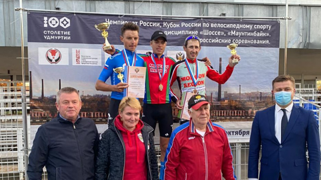 Велосипедист армейского Клуба Тимофей Шерстнев победил в многодневной гонке на чемпионате России по велоспорту на шоссе в Ижевске Сергей Фирсанов – третий