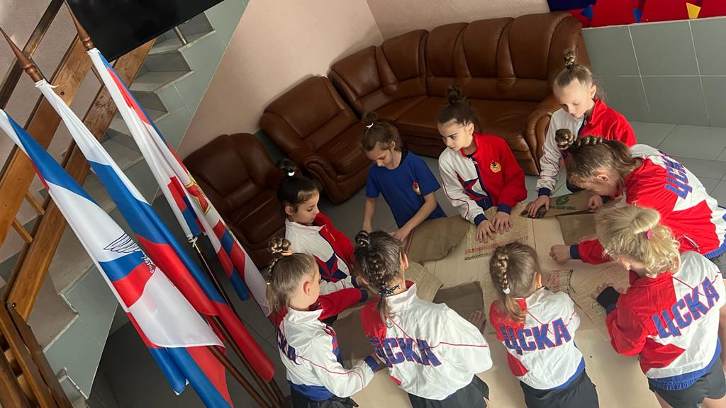 Воспитанницы отделения художественной гимнастики СШ (ОРК) ЦСКА г. Геленджик оказали помощь в плетении маскировочных сетей