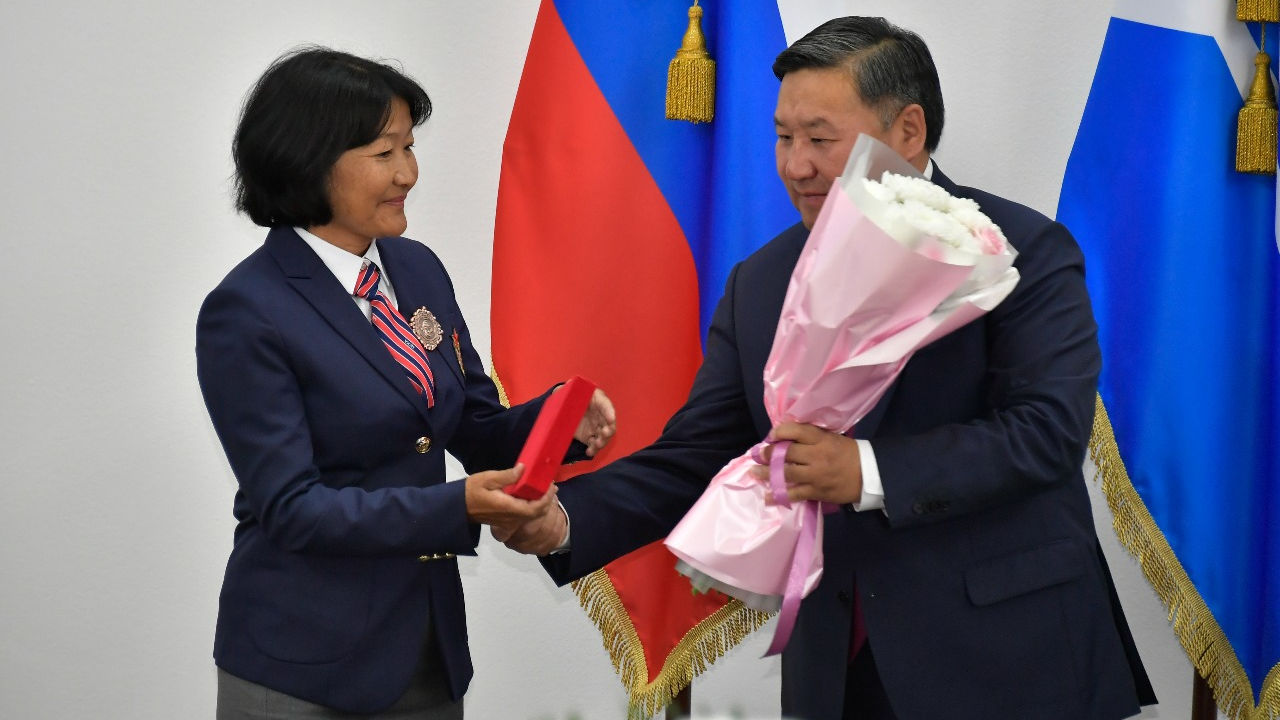 Тренерам спортивной школы г. Кызыл ЦСКА/Самара вручили высокие награды