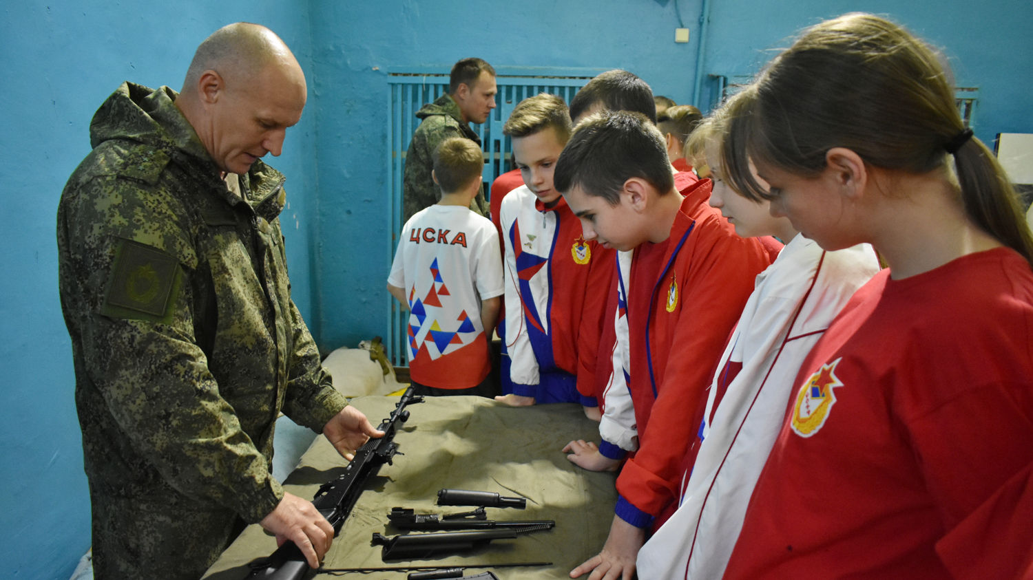 Воспитанники спортивной школы ЦСКА г. Севастополь отработали навыки сборки и неполной разборки автомата Калашникова
