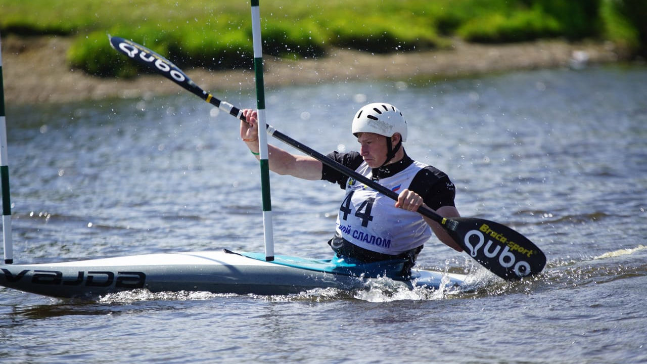 На каяке за победой. Рядовой спортивной роты ЦСКА г. Самара из Нижнего Тагила Ростислав Ронжин выиграл две медали чемпионата УрФО по гребному слалому