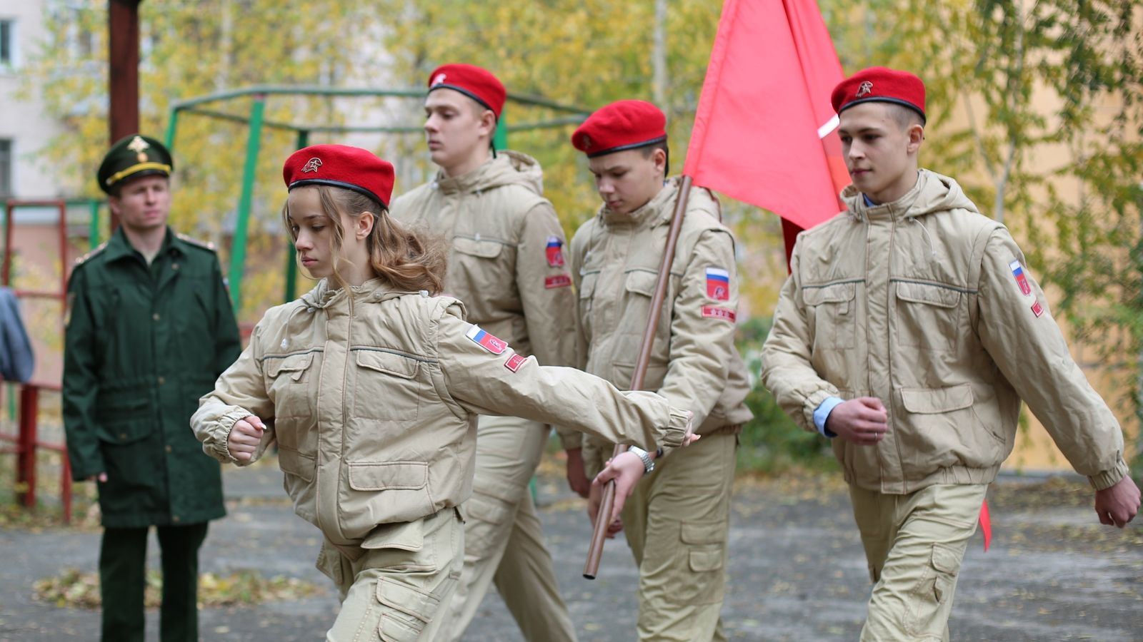 В ногу со спортротой: Военнослужащие ЦСКА/Самара продолжают обучение строевой подготовке учащихся Самарского спортивного лицея