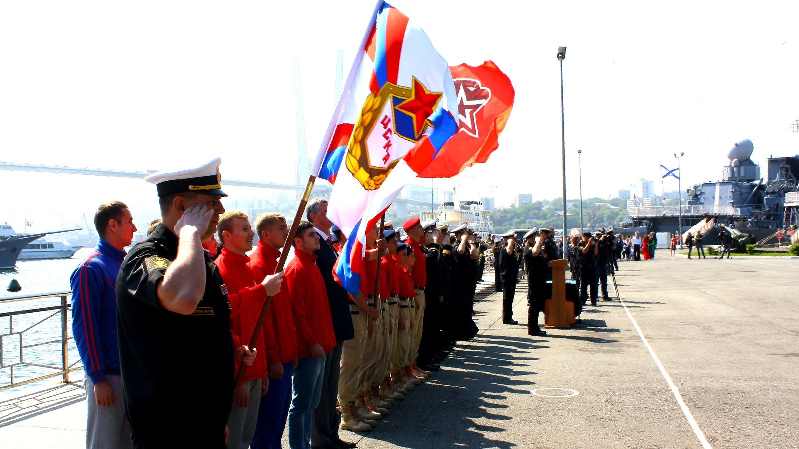 Юнармейцы и спортсмены ЦСКА встретили знаменитый ракетный крейсер «Варяг»