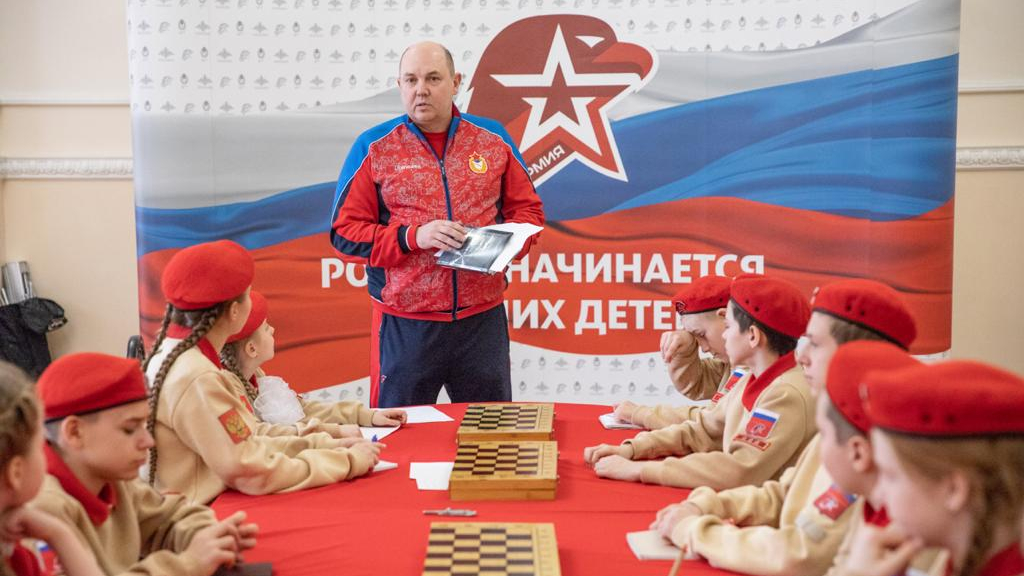 Военнослужащие спортивной роты ЦСКА дер. Ватутинки организовали урок шахмат для юнармейцев