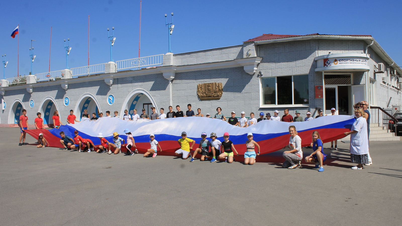 Руководство и воспитанники СЦ (МиФП г. Астрахань) приняли участие в торжественном мероприятии в честь  Дня Государственного флага России
