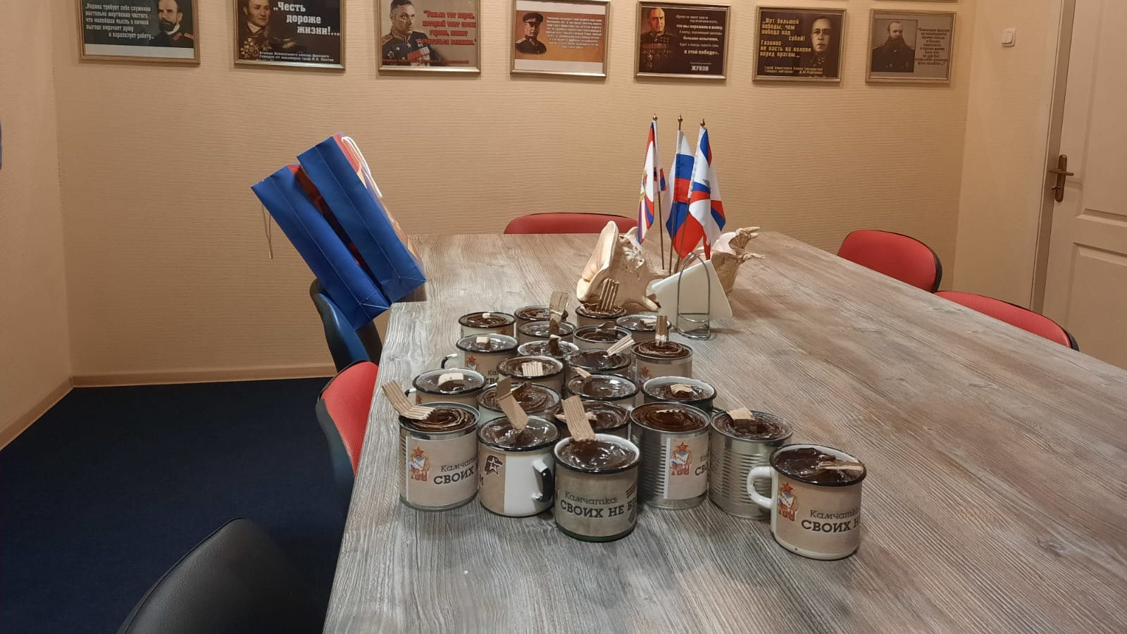 Юнармейцы и сотрудники СОК (г. Вилючинск) филиала ЦСКА/Хабаровск изготовили окопные свечи для передачи в зону СВО