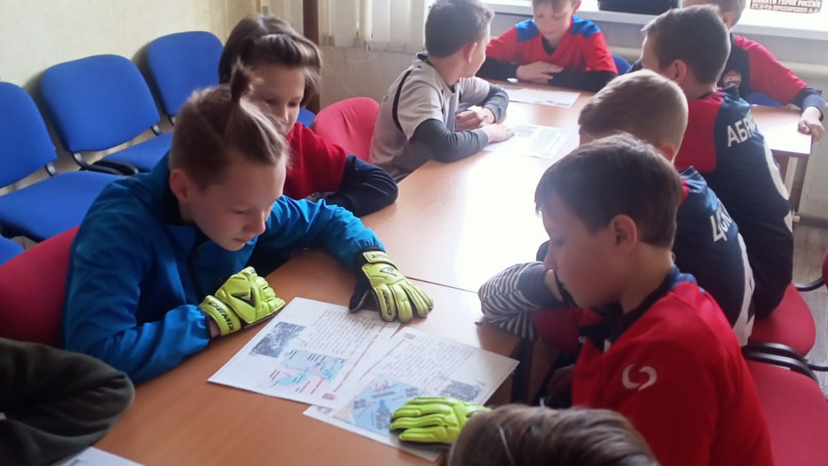 Юным футболистам филиала ЦСКА/Смоленск рассказали о великой победе русского народа