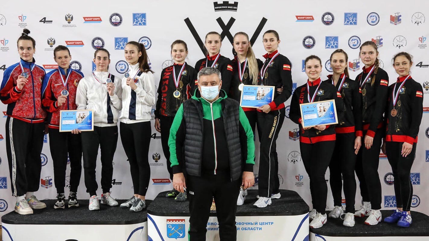 Армейцы завоевали золотую и серебряные награды в командных соревнованиях рапиристов на Первенстве России по фехтованию U21