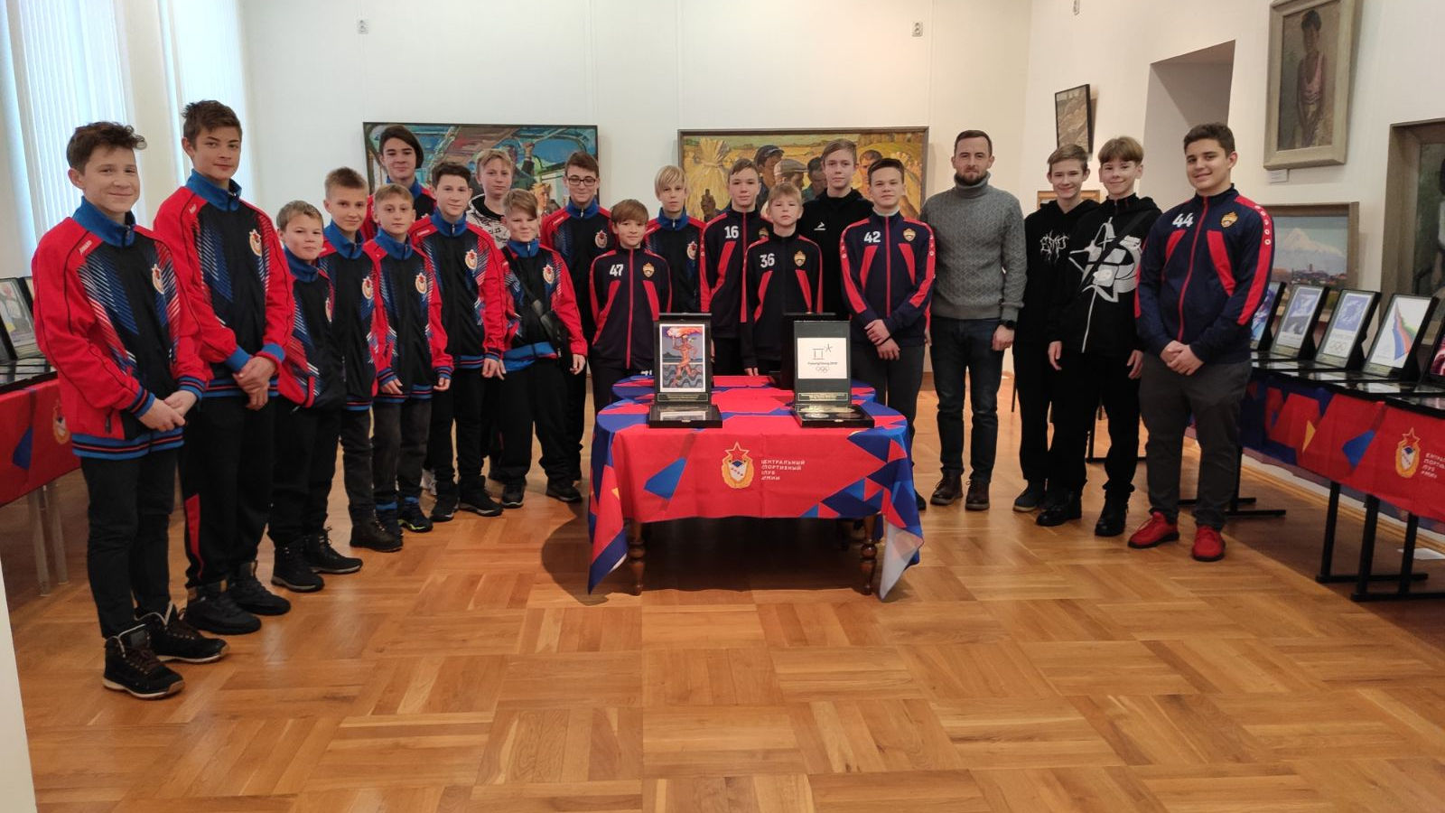 Воспитанники спортшколы филиала ЦСКА/Смоленск посетили выставку реплик олимпийских медалей организованную ЦСКА