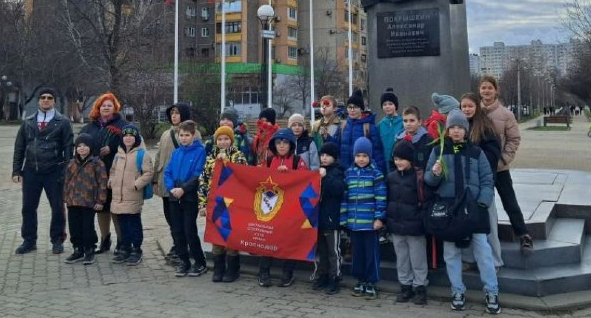 Акция «Память – в сердце, цветы – герою»: армейцы почтили память летчика Александра Покрышкина