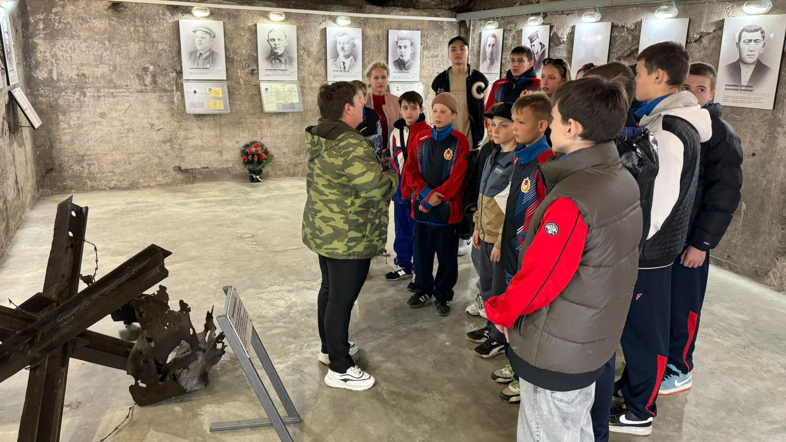 ВОЗВРАЩЁННЫЕ СУДЬБЫ. ВОСПИТАННИКИ СПОРТИВНОЙ ШКОЛЫ ЦСКА/СЕВАСТОПОЛЬ ПОЗНАКОМИЛИСЬ С ИСТОРИЯМИ УСТАНОВЛЕНИЯ ИМЁН ЗАЩИТНИКОВ ГОРОДА-ГЕРОЯ